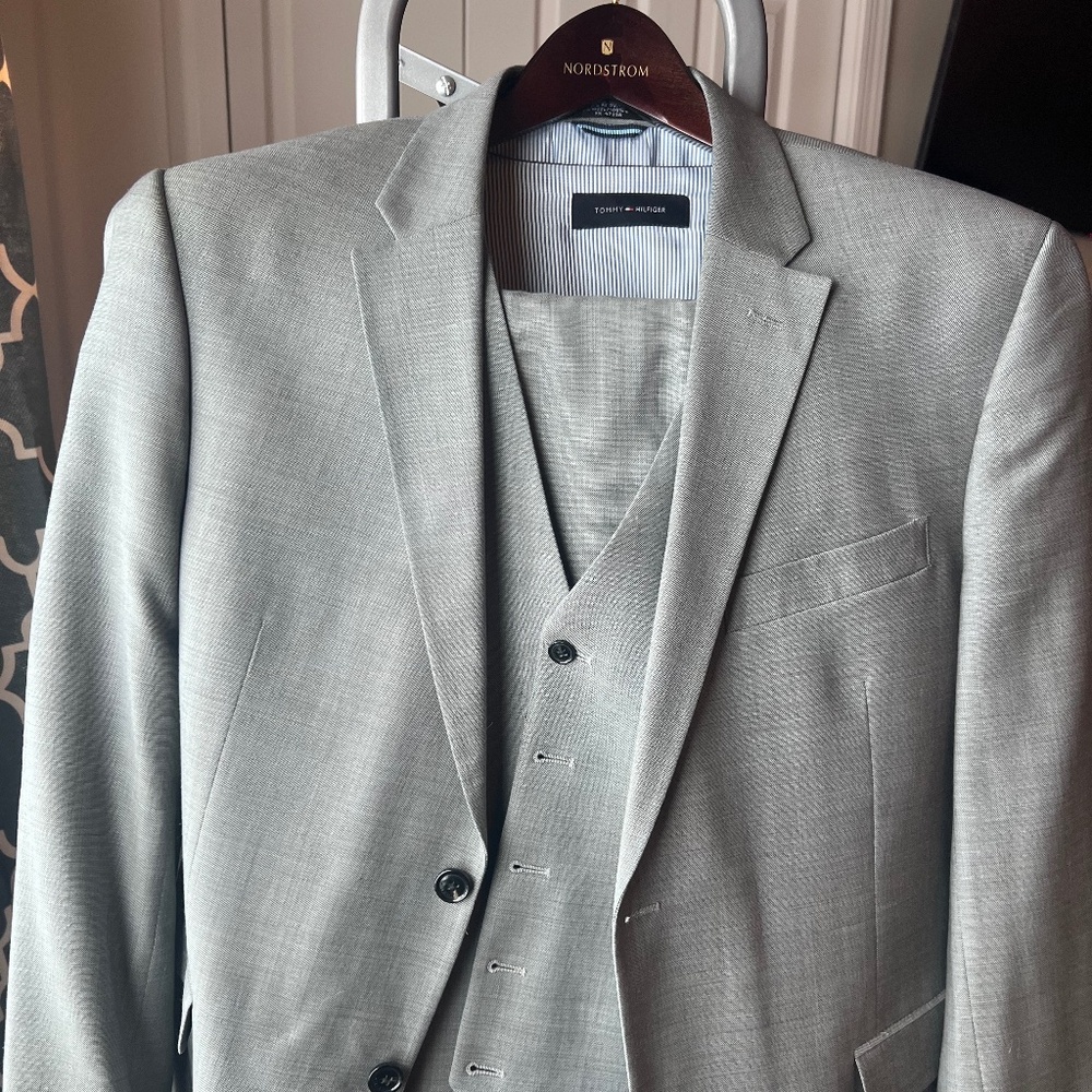 Tommy Hilfiger 3-Piece Suit – Modern Fit Jacket 42S Pants 32x32 Vest L